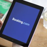 Booking est accusé de pousser ses clients à réserver sur sa plateforme (archives). KEYSTONE/GAETAN BALLY